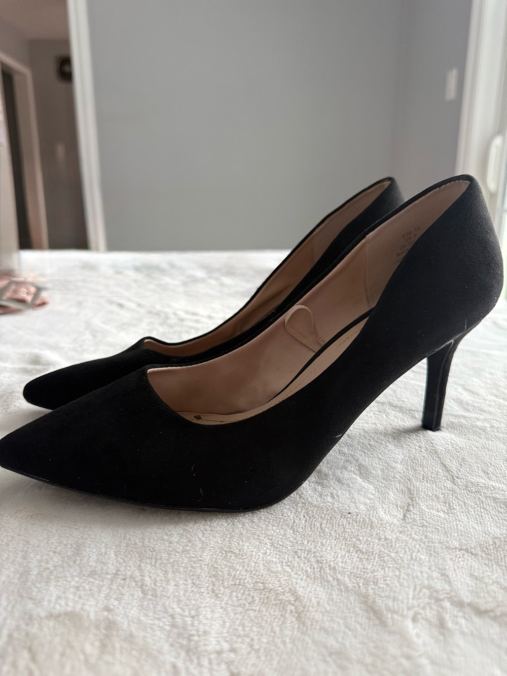 Women's Black Pointed-Toe Mid Heel Pumps